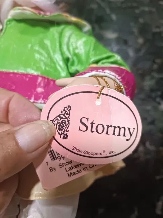 Boneca de Porcelana Colecionável. Olhos de vidro verdes com cílios. Tam 38 cm - Foto 4