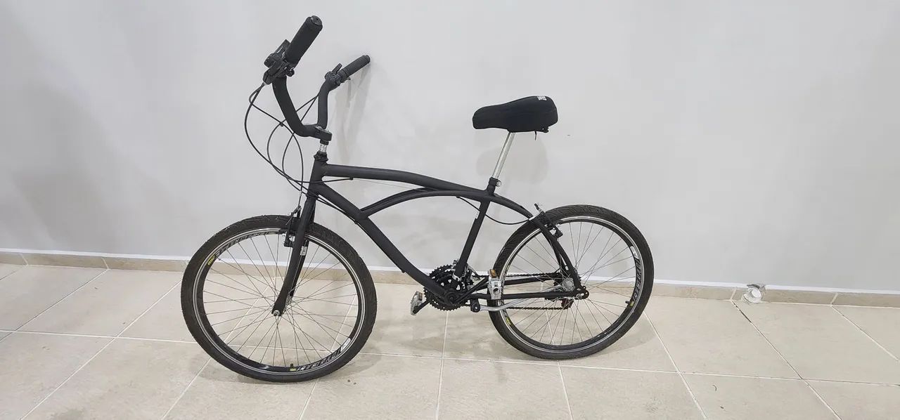 Bicicleta preta com marchas longa rider
