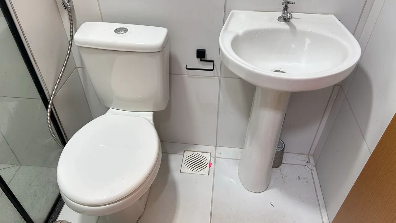 Vaso sanitário acoplado com pia de coluna - Foto 4