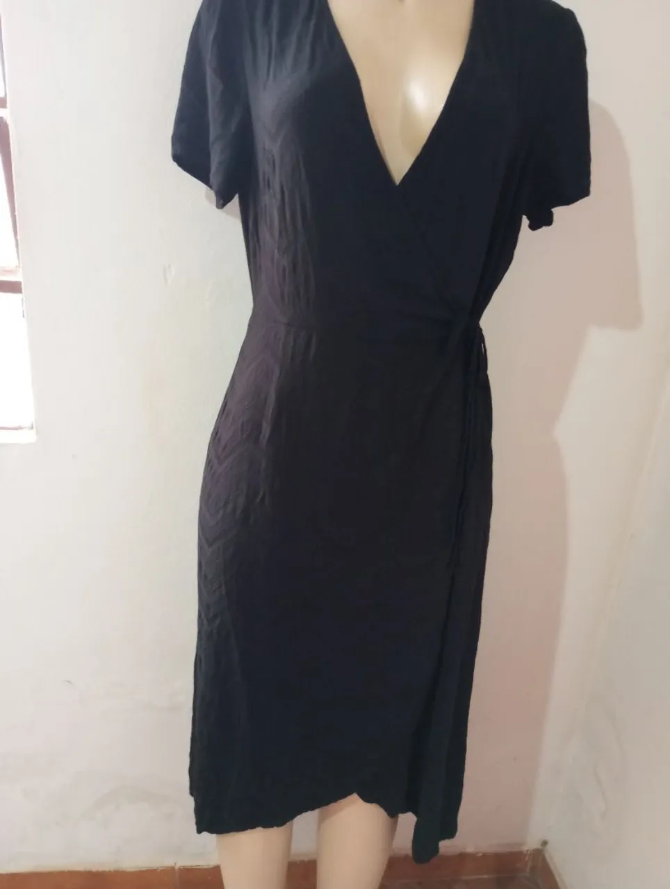 Vestido preto com decote em V