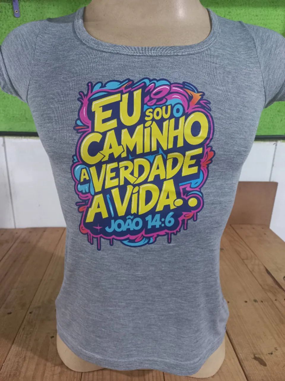 Camiseta  com frases e estampa  - Foto 2