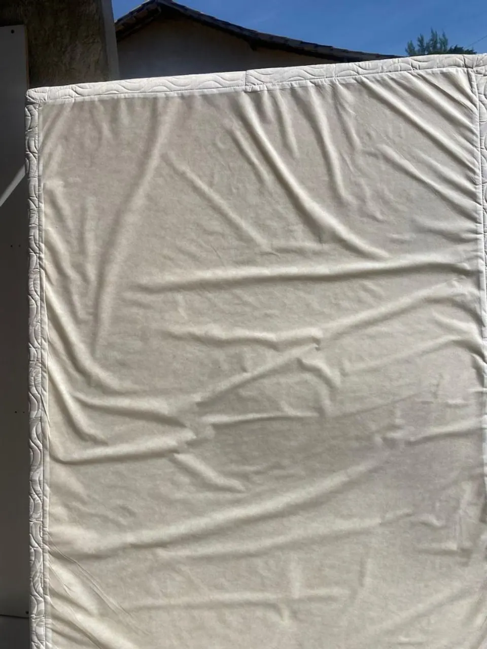 Cabeceira de Cama de casal com baú mais cama box sem colchão.