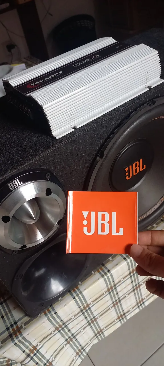 Caixa de Som JBL 12 polegadas com amplificador Taramps DS 800/4