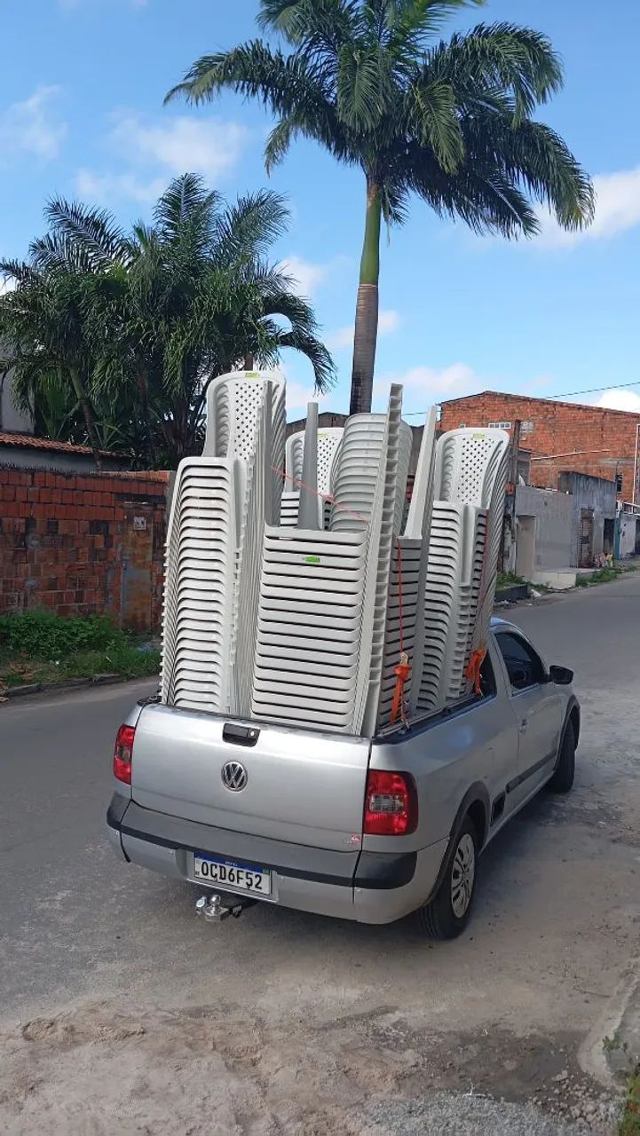 Cadeiras e mesas de plástico 