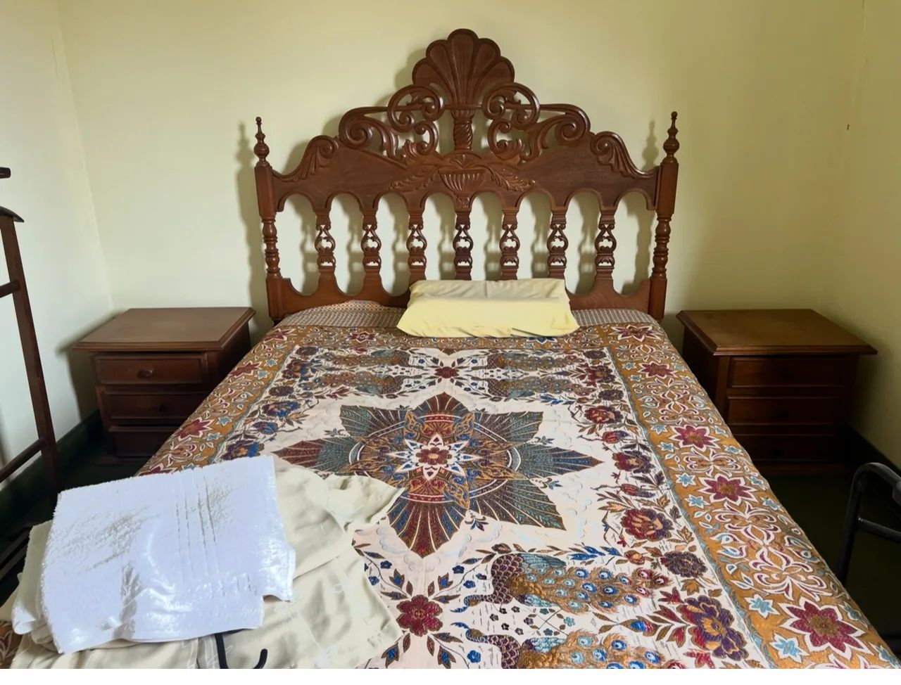 Cama casal colonial entalhada com colchao semi nova