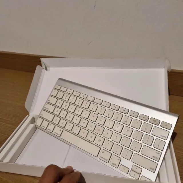 Defeito Teclado bluetooth Apple A1314 QWERTY inglês internacional cor branco e cinza origi - Foto 4