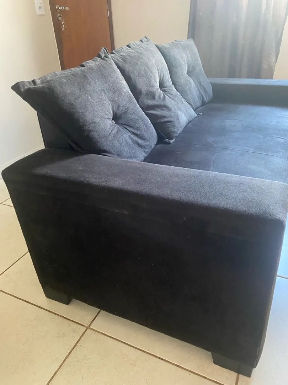 Sofá preto 3 lugares - Foto 3