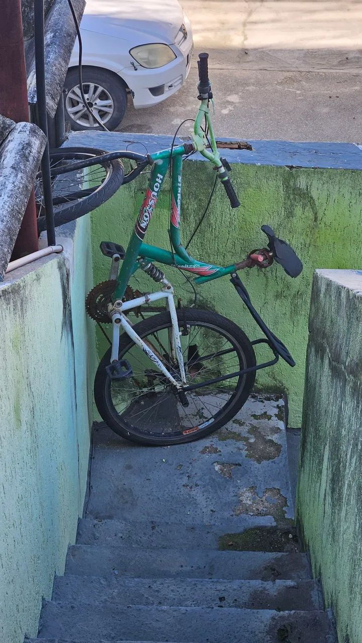 Bicicleta com amortecedor central e aro reforçado 