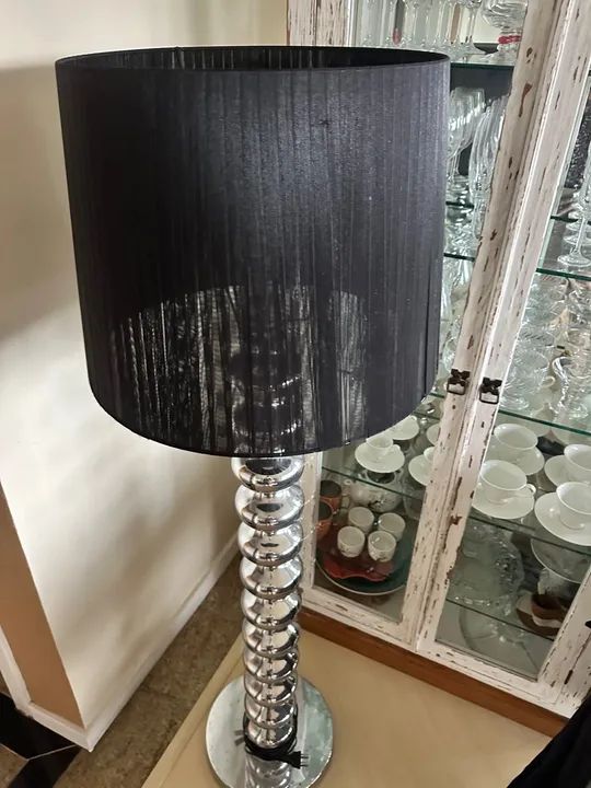 Luminária de pé moderna e elegante