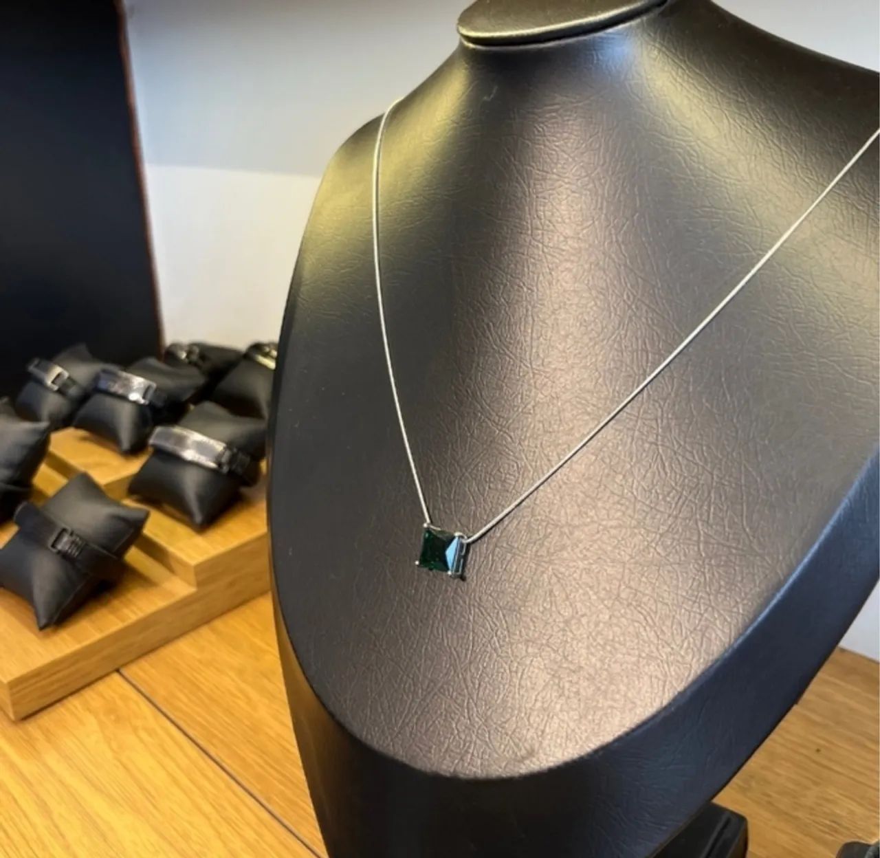 Colar com Pedra Verde Quadrada