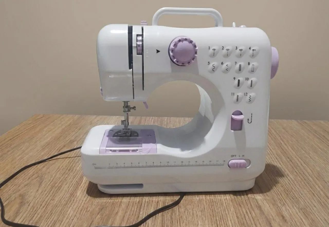 Mini máquina de costura de 12 pontos 