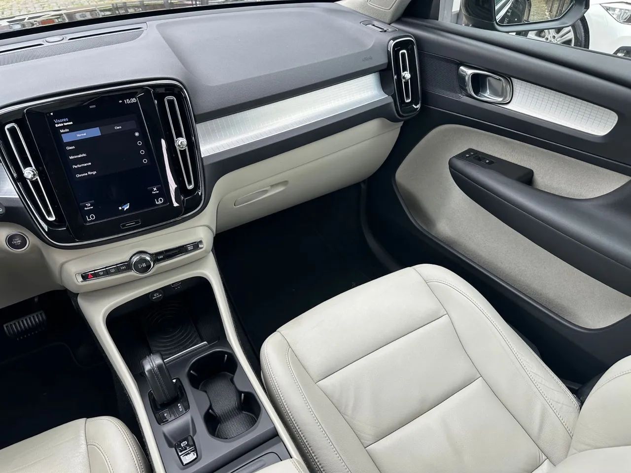 VOLVO XC-40 MOMENTUM T4  2.0 TURBO ANO 2020 - Foto 2