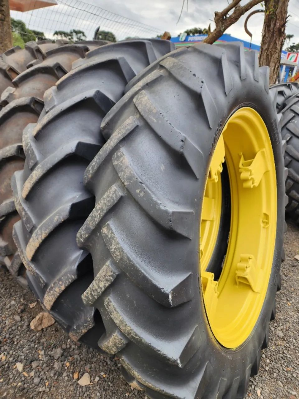 Par de Pneus Agrícolas Finos p/ Pulverização 13.6-38 Montados Usados (Valor de cada Par)