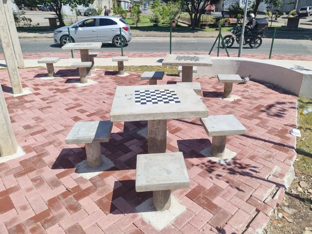 Mesa de 80 cm de formato quadrado com xadrez 