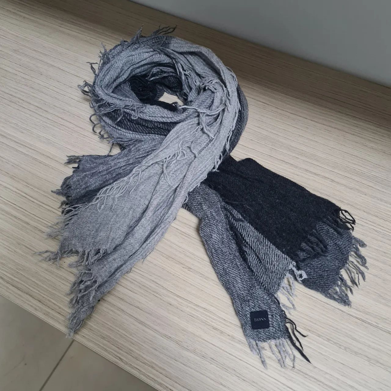 Cachecol BOSS cinza e preto