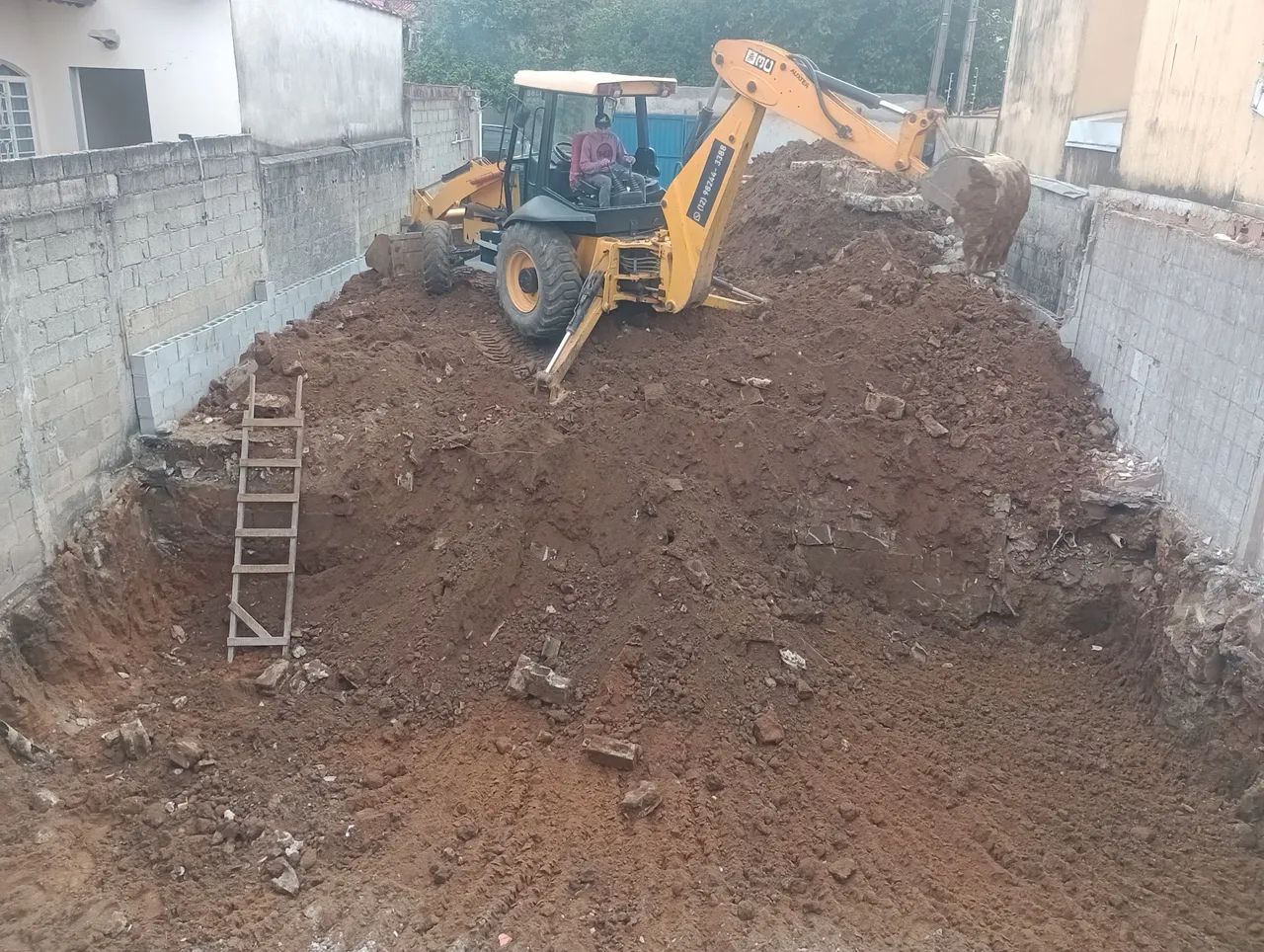 Locação de Retroescavadeira 