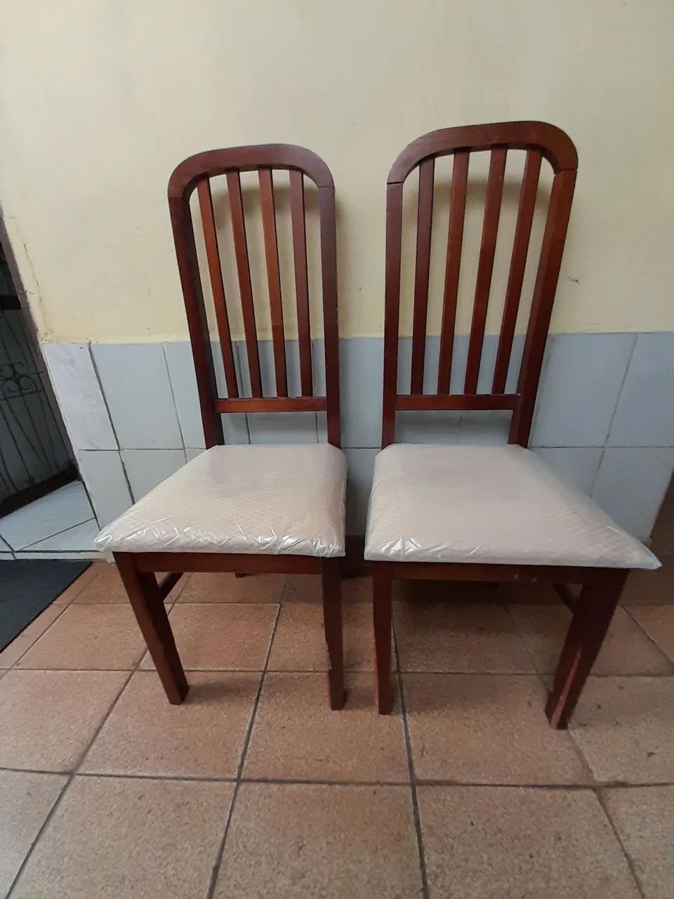 Par de Cadeiras de Madeira Estofadas - Sem Avarias (Frete Grátis) - Foto 3