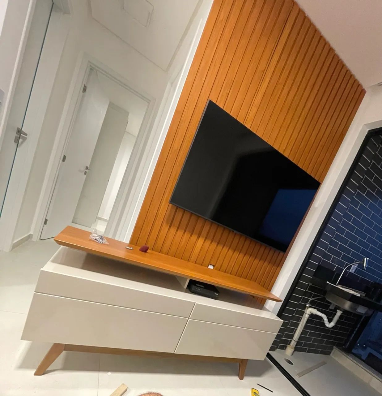 Rack com painel ripado