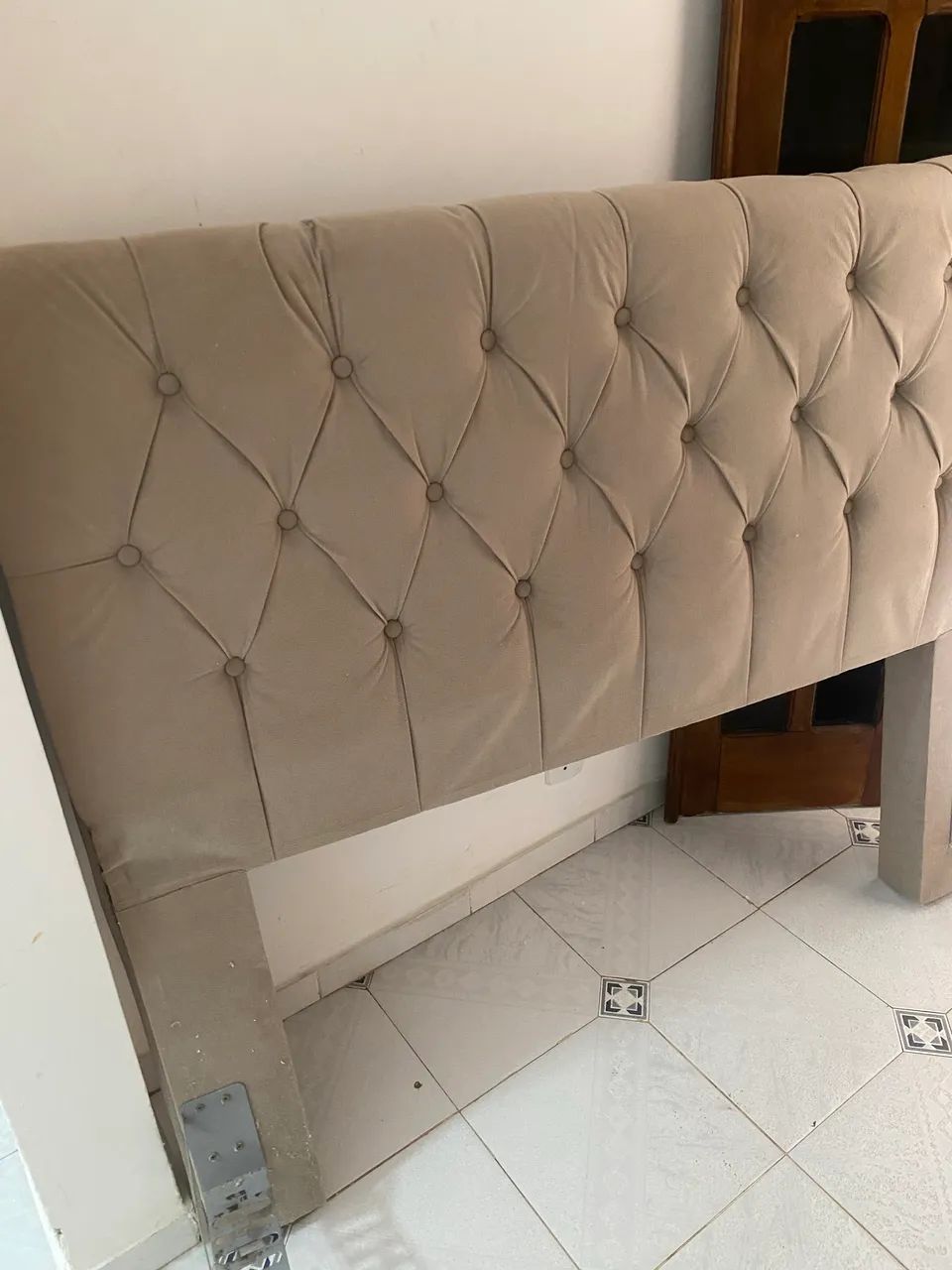 Cabeceira de cama estofada em tecido bege - Foto 2