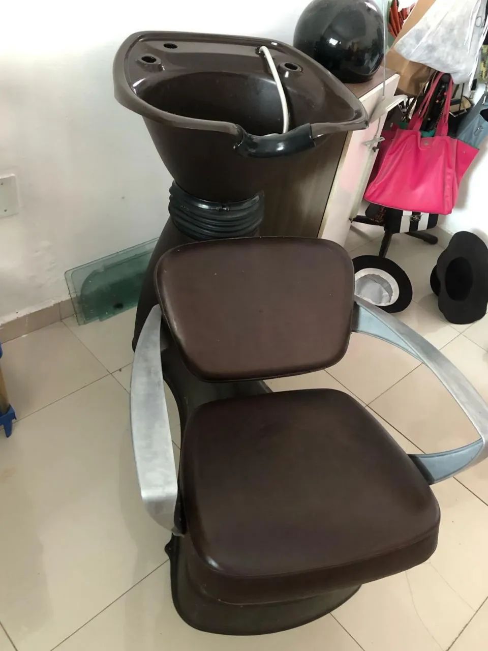 ? VENDO MÓVEIS E EQUIPAMENTOS PARA SALÃO DE BELEZA ?