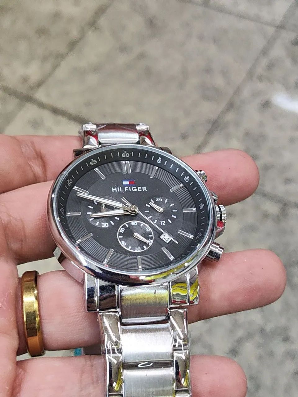 Relógio Tommy Hilfiger Prata e Preto - Foto 3