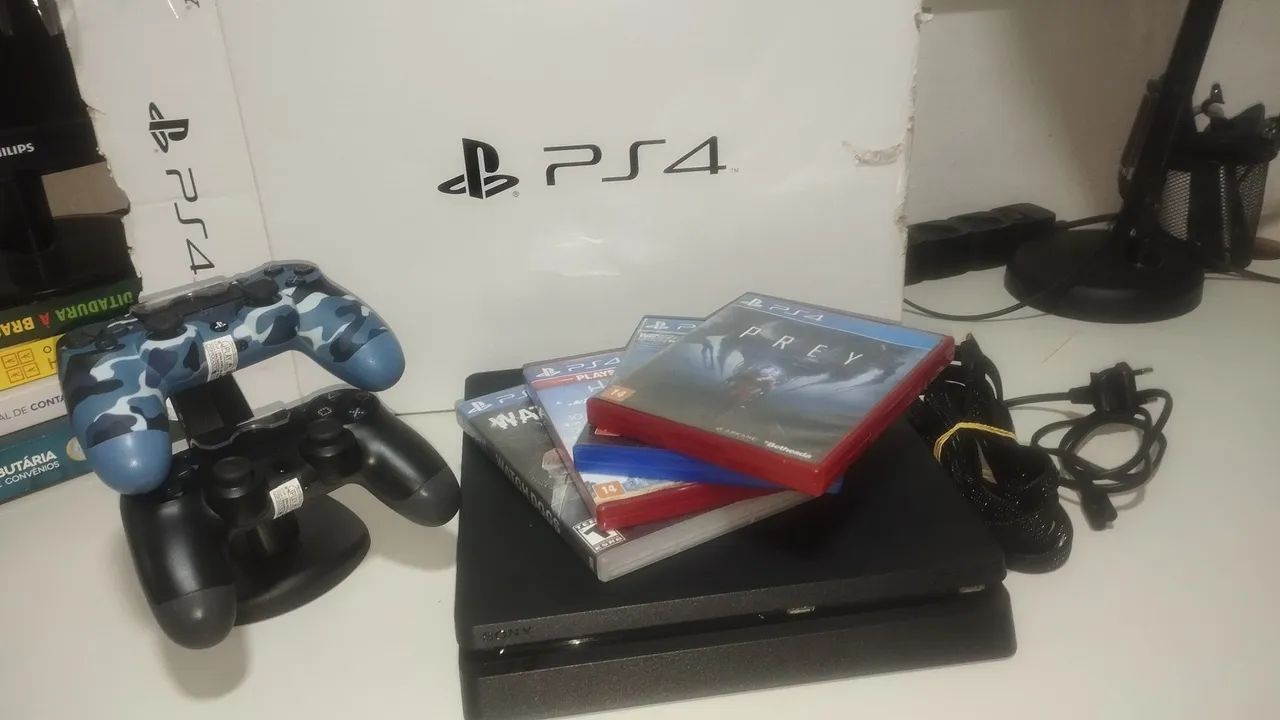 PS4 com caixa e jogos.
