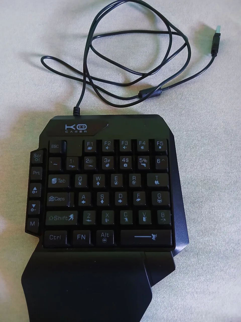 TECLADO GAMER DE UMA MÃO QUE TEM LED, POUCO USADO. 