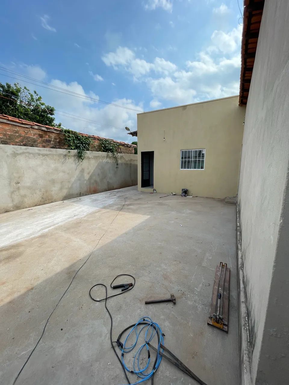 Casa 2/4 condomínio fechado 