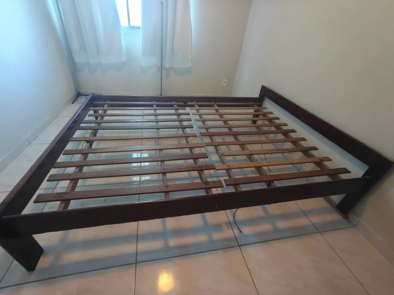 Cama de casal de madeira maciça em perfeito estado