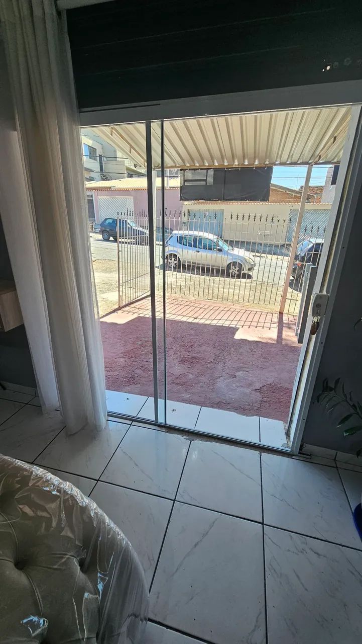 Porta de vidro e divisória em MDF 