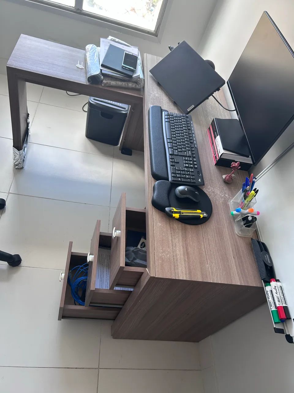 Mesa de escritório em L - com 3 gavetas - Foto 2