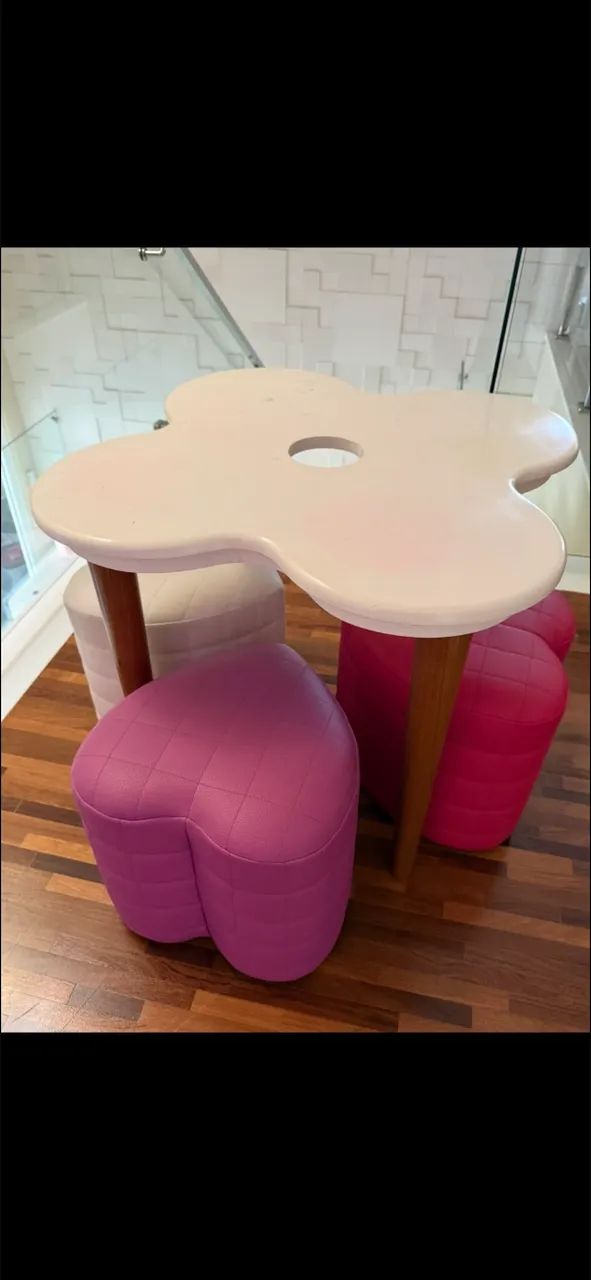 Mesa com banquinhos 