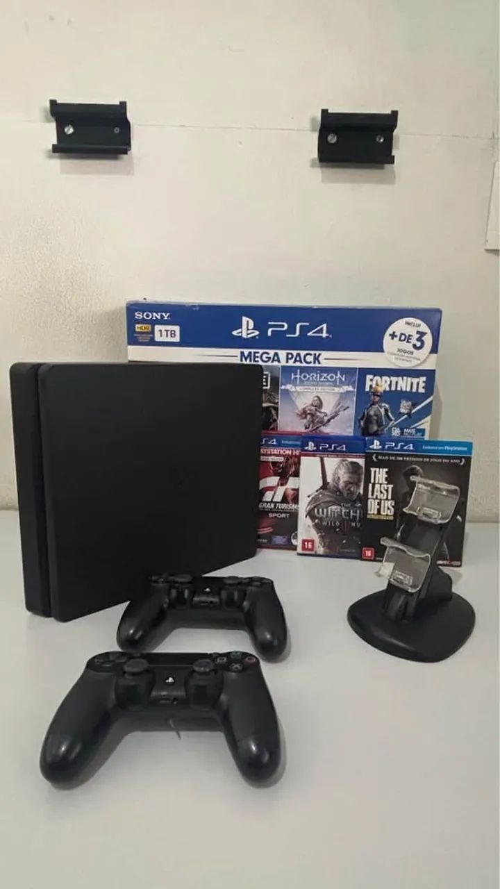 PS4 Slim 1TB com 2 controles e 3 jogos