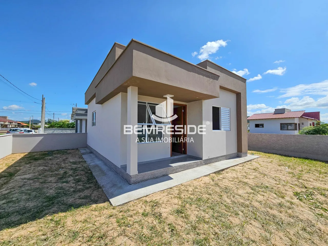 Casa nova de esquina no Centro da cidade