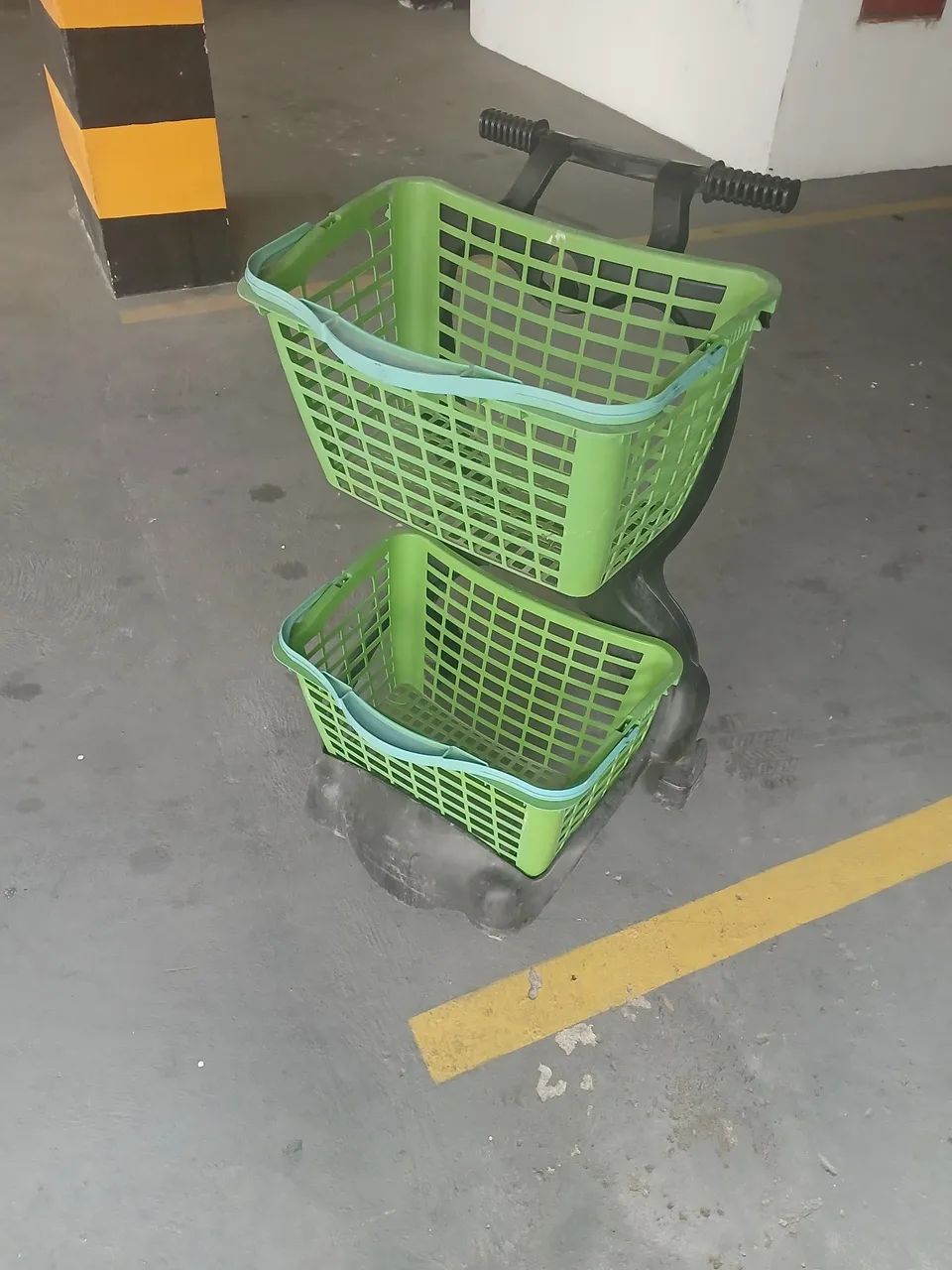 Carrinho para carregar compras no supermercado ou lojinha com 2 cestos  