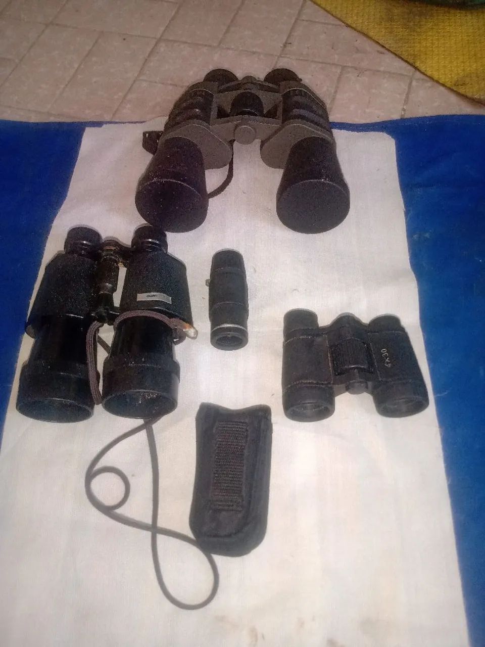 três binóculos e um monóculo todos em bom estado 