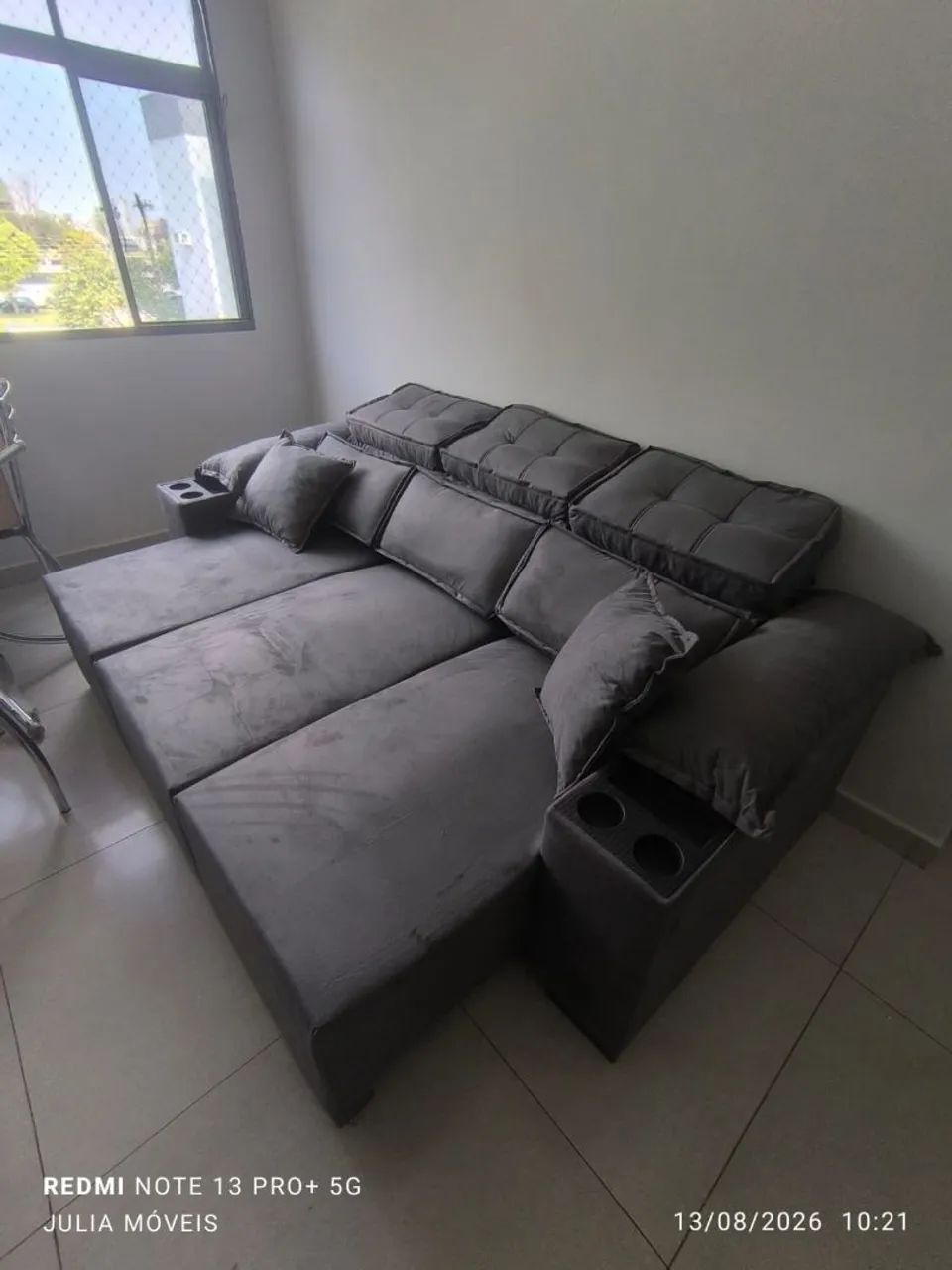 Sofá retrátil com porta copos acompanha as almofadas  - Foto 2