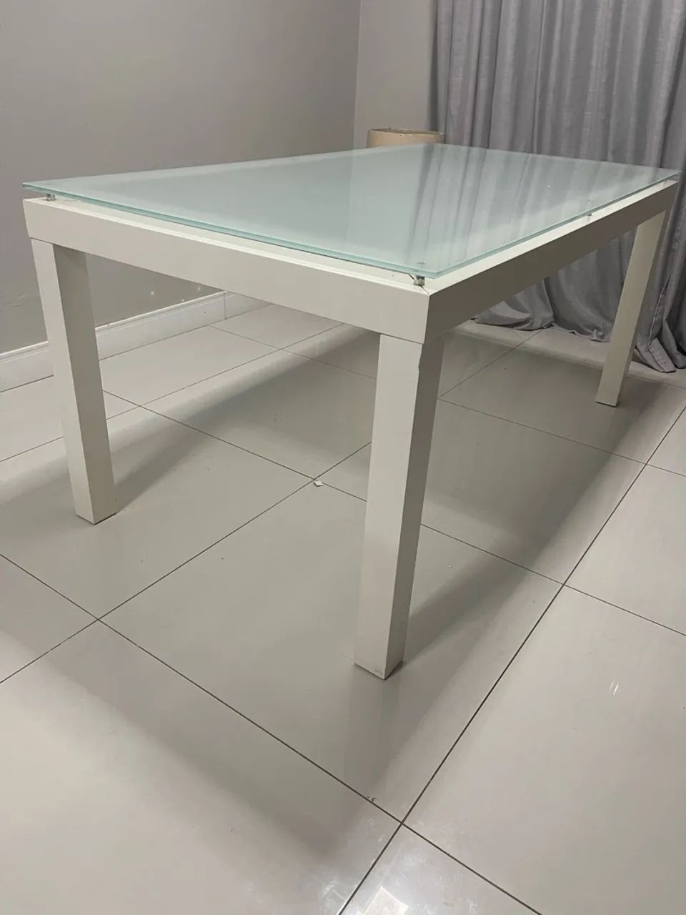 Mesa em madeira e tampo de vídeo