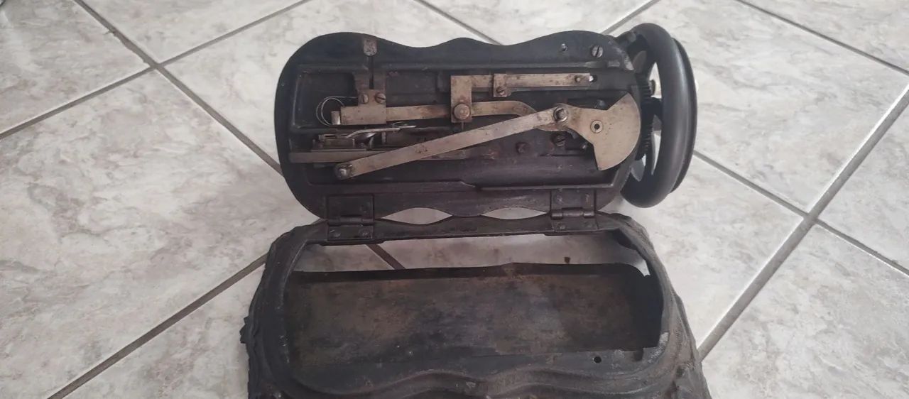 Máquina de costura de ferro antiga funcionando - Foto 2