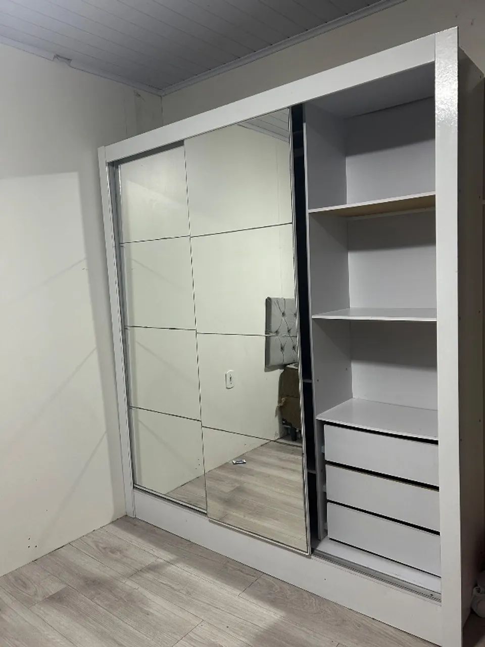 Guarda Roupa mdf branco grande porta espelhadas - Foto 2