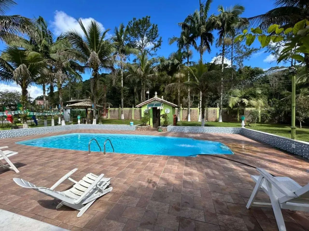 Chácara com piscina e 7 quartos em Peruíbe - R$ 1.800.000,00.