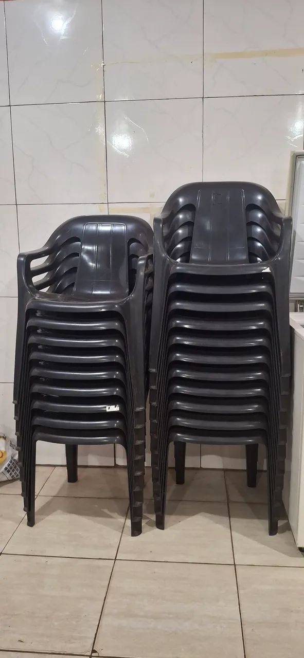 Vendo 3 jogos de cadeira e mesas de plástico em bom estado 