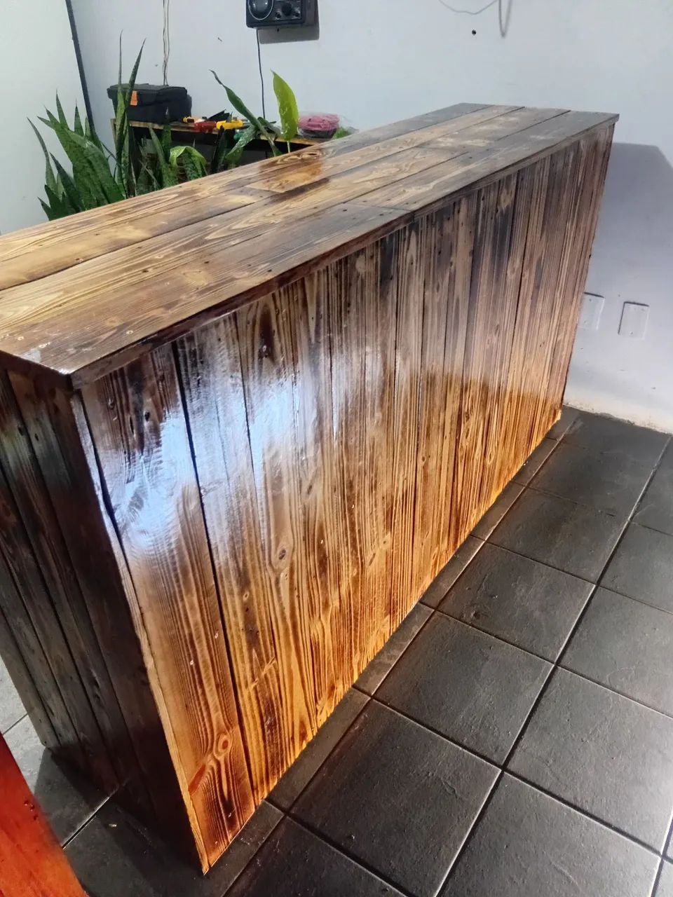 BALCÃO CAIXA COM GAVETA E CHAVE, MADEIRA RÚSTICO NOVINHO. 1.90ctm de comprimento.