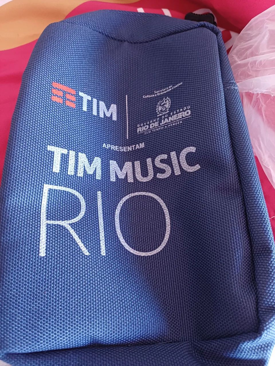 Bolsa multiuso Tim Music Rio, com alça ajustável. 