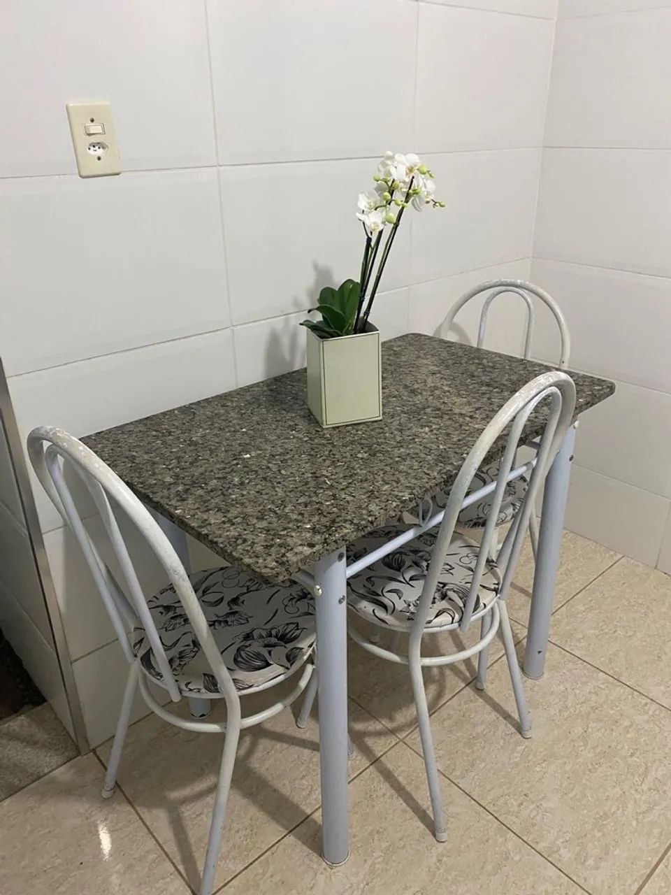 Mesa de pedra com 3 cadeiras 