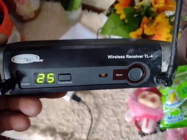 Vendo um microfone sem fio modelo TL4 Thunder Light - Foto 5