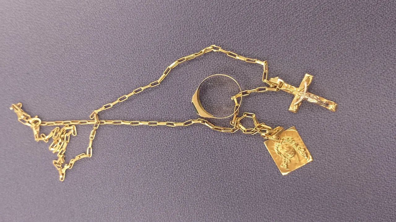 Cordão ouro 2 pingentes e uma anel de ouro 