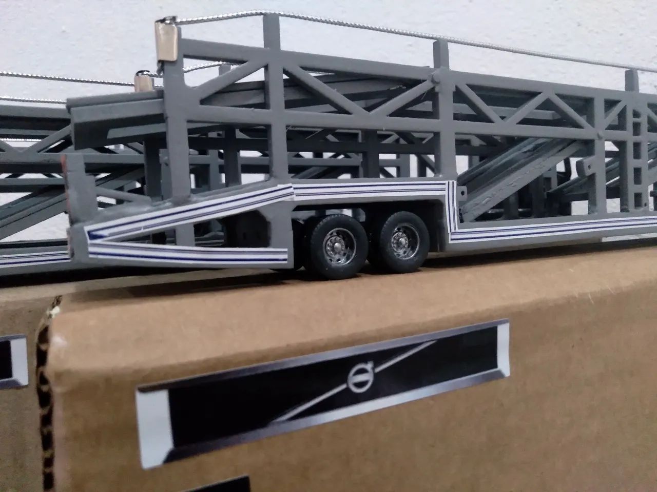 Miniatura Caminhão Cegonha Volvo Escala 1/64 - Foto 4