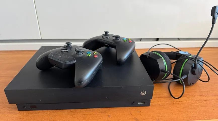xboxの写真です Xbox One X 1TB Completo + 2 Controles + Headset + Caixa Original