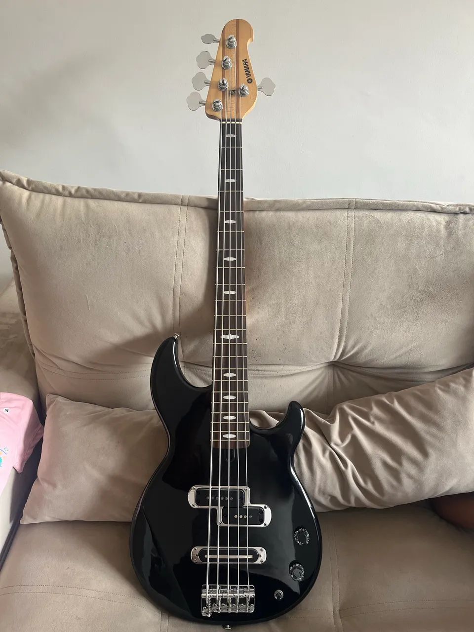 Baixo 5 cordas Yamaha BB425 - Instrumentos musicais - Nova